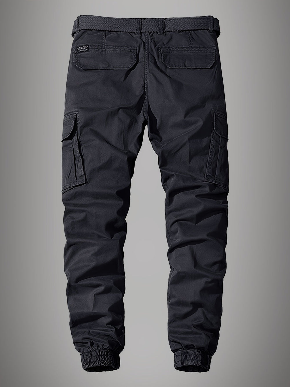 Detailansicht der robusten Seitentaschen der schmal geschnittenen Herren Cargohose, ideal für Handy und Zubehör.