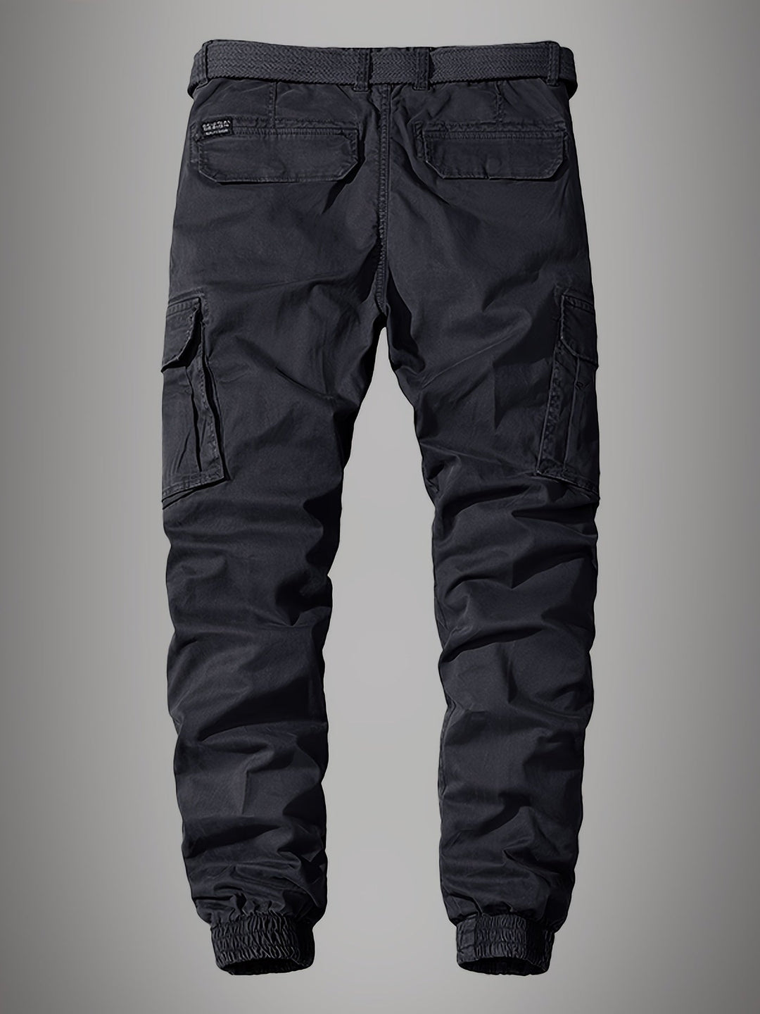 Detailansicht der robusten Seitentaschen der schmal geschnittenen Herren Cargohose, ideal für Handy und Zubehör.