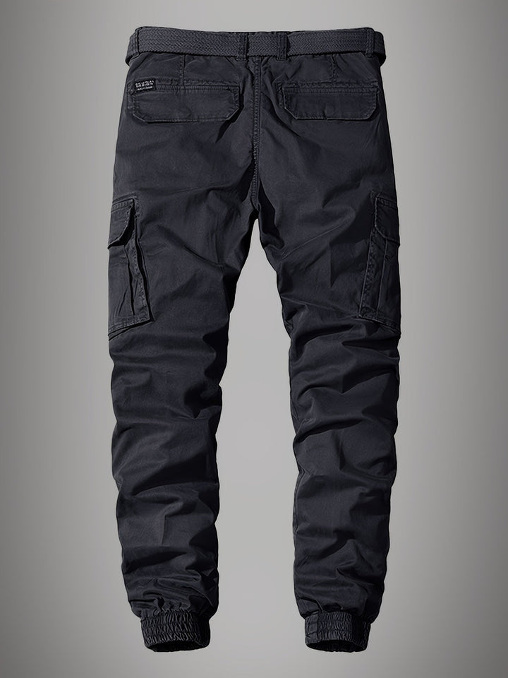 Detailansicht der robusten Seitentaschen der schmal geschnittenen Herren Cargohose, ideal für Handy und Zubehör.