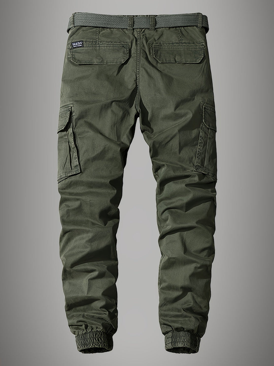 Mann trägt stylische schmal geschnittene Herren Cargohose "James" mit bequemer Passform für modernen Casual-Look.
