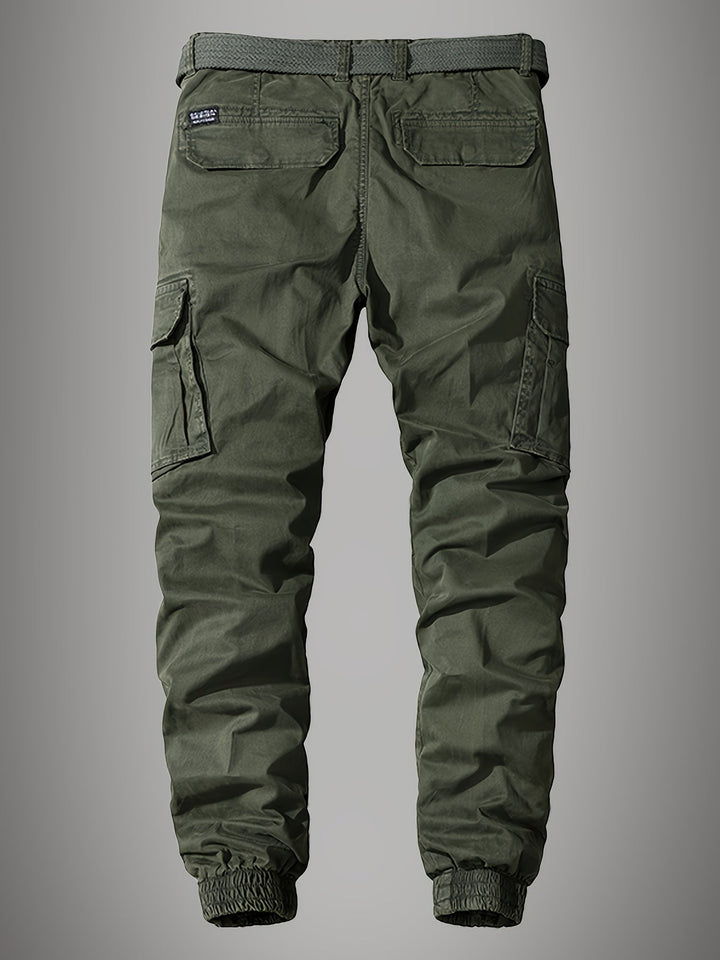 Mann trägt stylische schmal geschnittene Herren Cargohose "James" mit bequemer Passform für modernen Casual-Look.