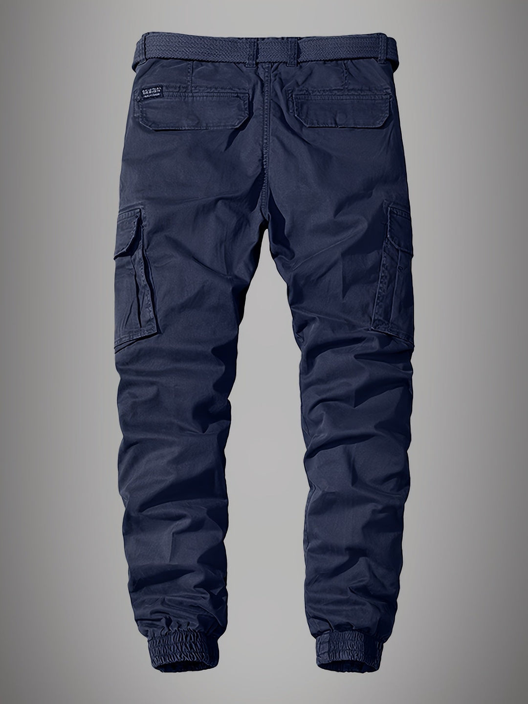 Nahaufnahme des strapazierfähigen Stoffes der schmal geschnittenen Herren Cargopants, perfekt für Outdoor-Aktivitäten.