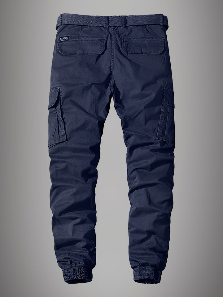 Nahaufnahme des strapazierfähigen Stoffes der schmal geschnittenen Herren Cargopants, perfekt für Outdoor-Aktivitäten.