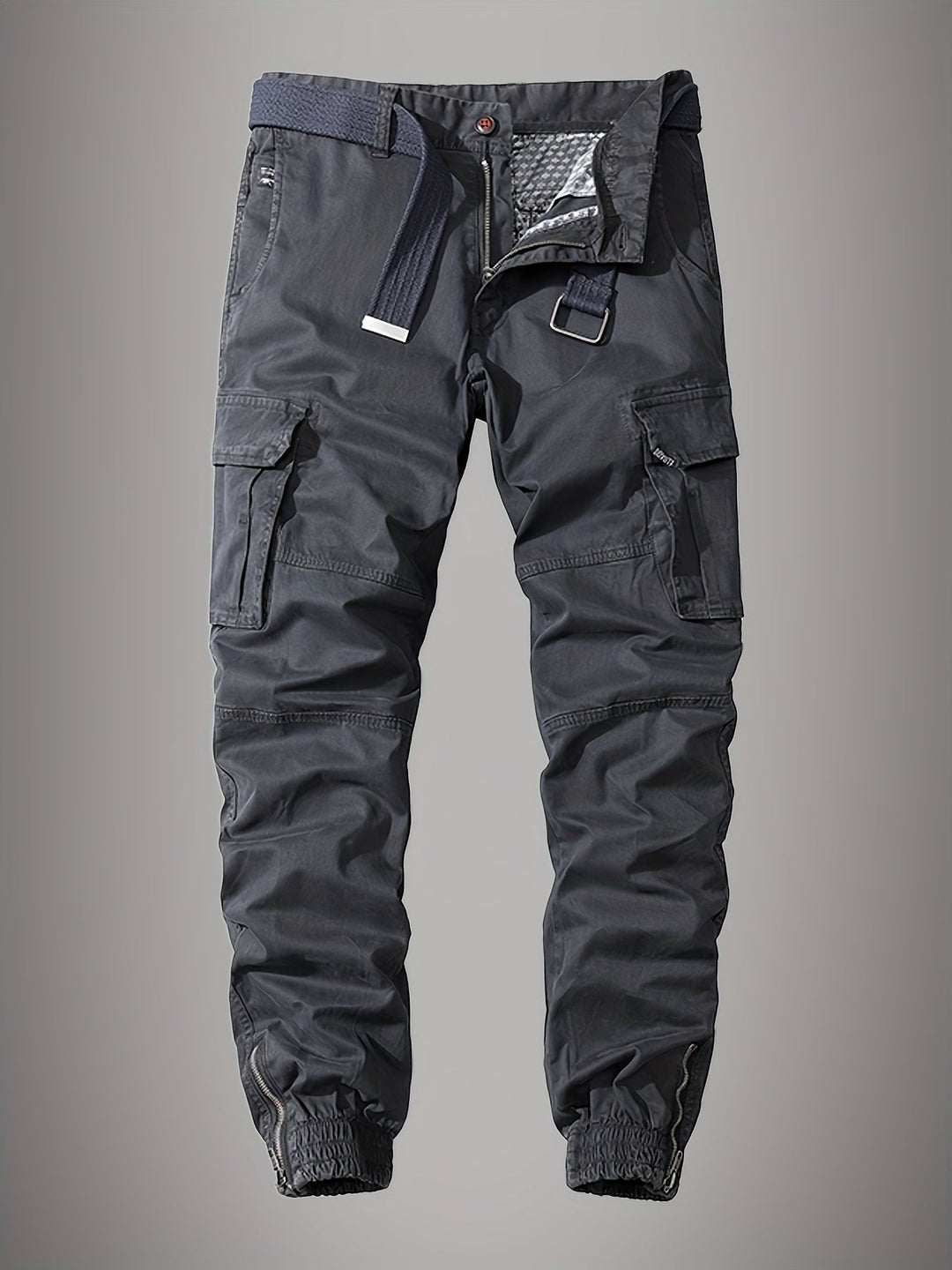 Hochwertige Herren Freizeithose im Cargo-Stil, schmal geschnitten, mit praktischen Taschen und in klassischem Schwarz.