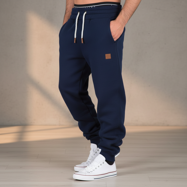 Herren Schmal Geschnittene Jogginghose Lance in dunklem Grau, ideal für Sport und Freizeit.