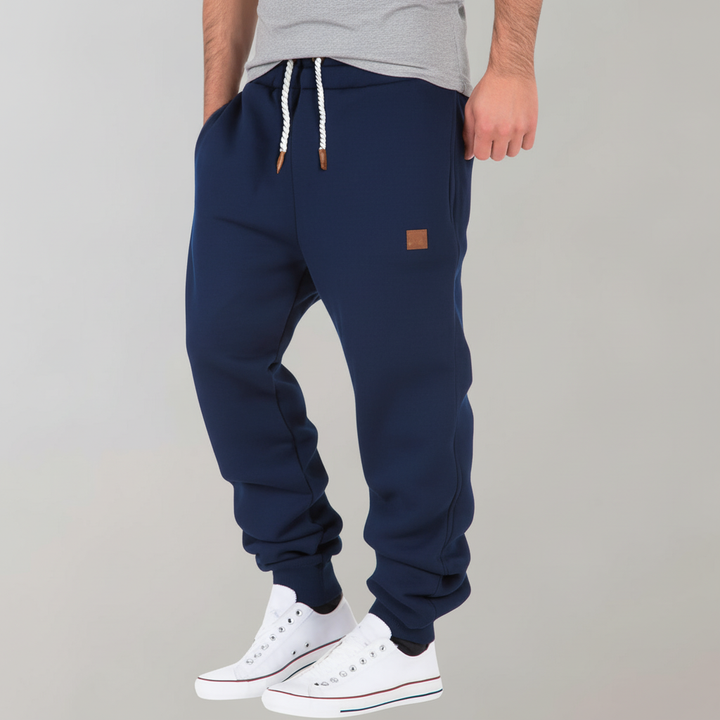 Stilvolle Herren Trainingshose, schmaler Schnitt, bietet Bewegungsfreiheit und einen modernen Look.