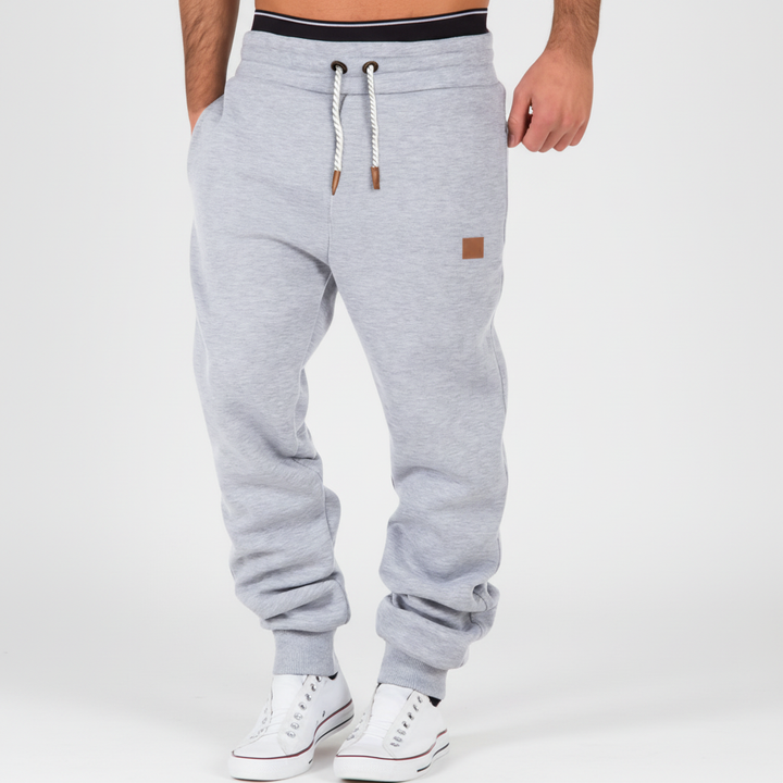 Hochwertige Herren Jogginghose mit schmalem Bein und komfortablem Bund, vielseitig und alltagstauglich.