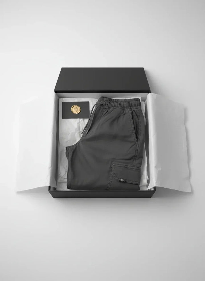 Aktiver Mann in schmalen Cargo-Joggern beim Spaziergang, unterstreicht sportlichen Stil und maximale Bewegungsfreiheit.