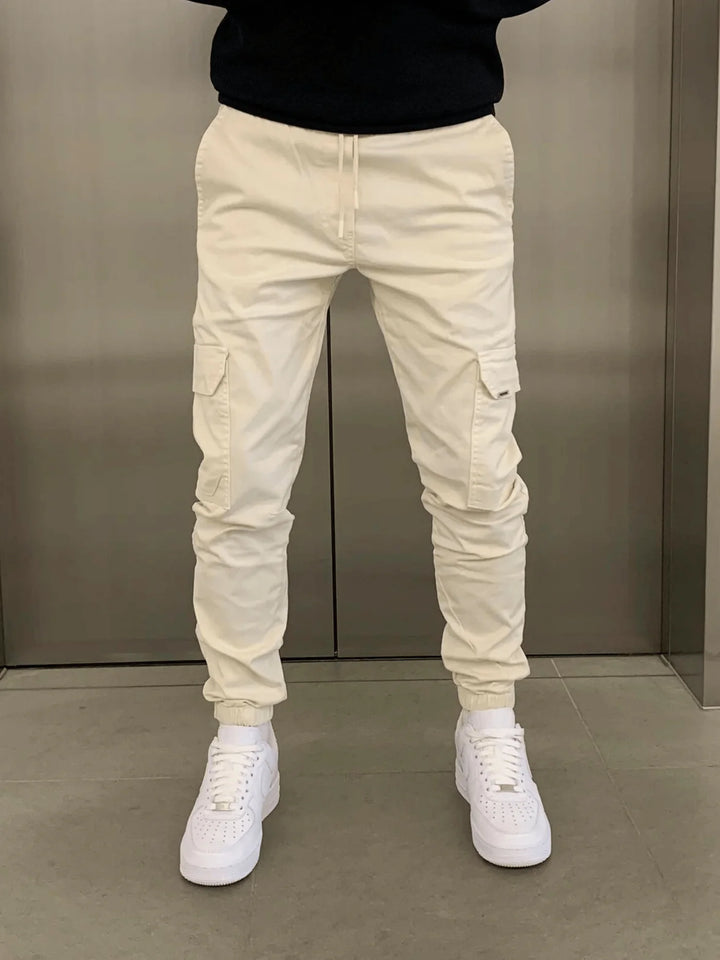 Rückenansicht der figurbetonten schmalen Cargo-Jogger für Herren, mit bequemer Passform und modernen Designelementen.