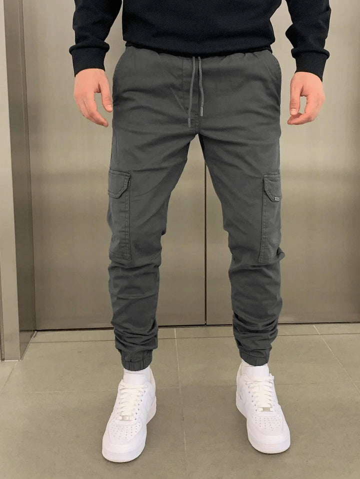 Nahaufnahme des strapazierfähigen und elastischen Stoffes der Herren Cargo-Jogginghose, für hohen Tragekomfort.
