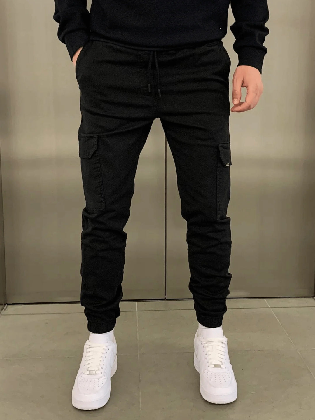 Elastischer Bund und Beinabschlüsse der schmalen Herren Cargo-Jogger, sorgen für optimalen Halt und moderne Silhouette.
