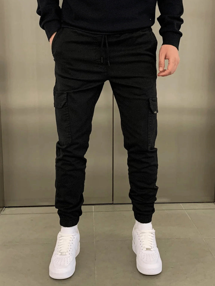 Elastischer Bund und Beinabschlüsse der schmalen Herren Cargo-Jogger, sorgen für optimalen Halt und moderne Silhouette.