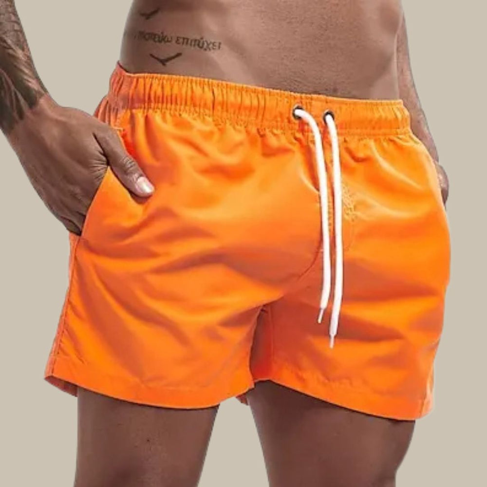 Komfortable Herren Badeshorts mit elastischem Bund, perfekt für den Sommerurlaub.