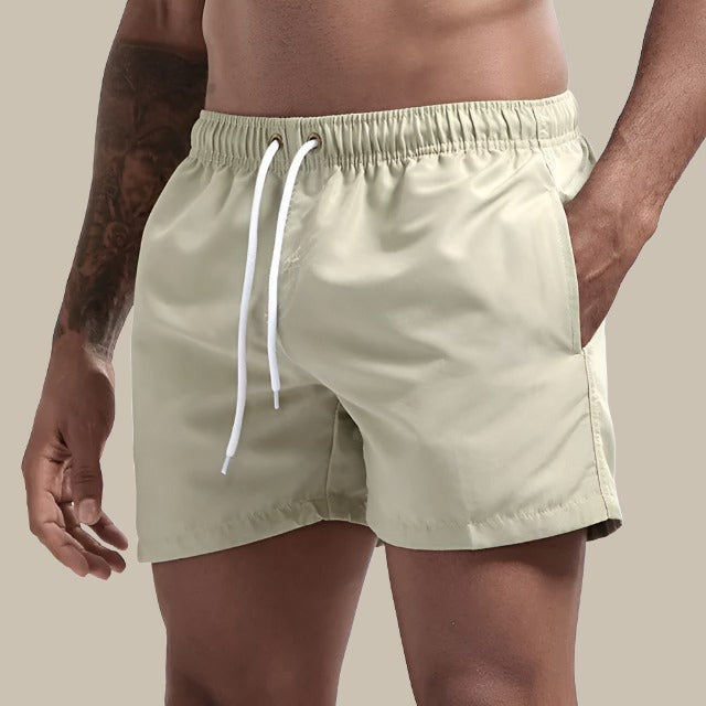 Rückansicht der Herren Badeshorts mit bequemem Schnitt, ideal für den Sommer.