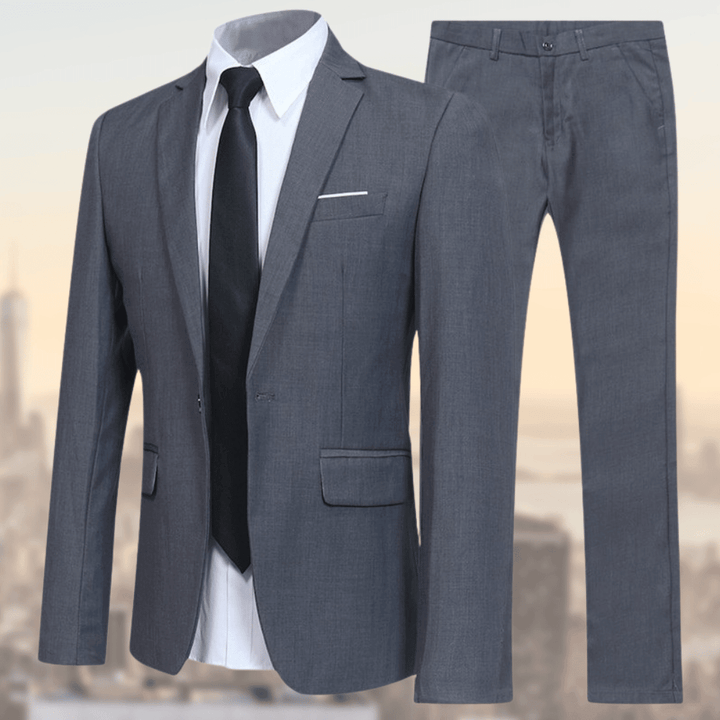 Hochwertiger Slim-Fit Herrenanzug, Details am Sakko und Hose für Business & Gala.