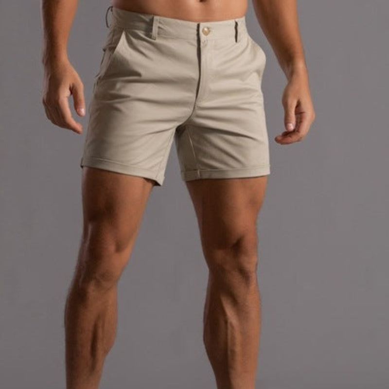 Herren Slim-Fit Chino-Shorts in Hellblau, ideal für moderne Männer im Sommer. Bequeme Freizeitshorts.