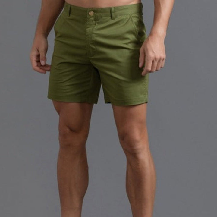 Trendige Slim-Fit Chino-Shorts für Herren, eine bequeme kurze Hose für entspannte Sommertage. Moderne Freizeitmode.