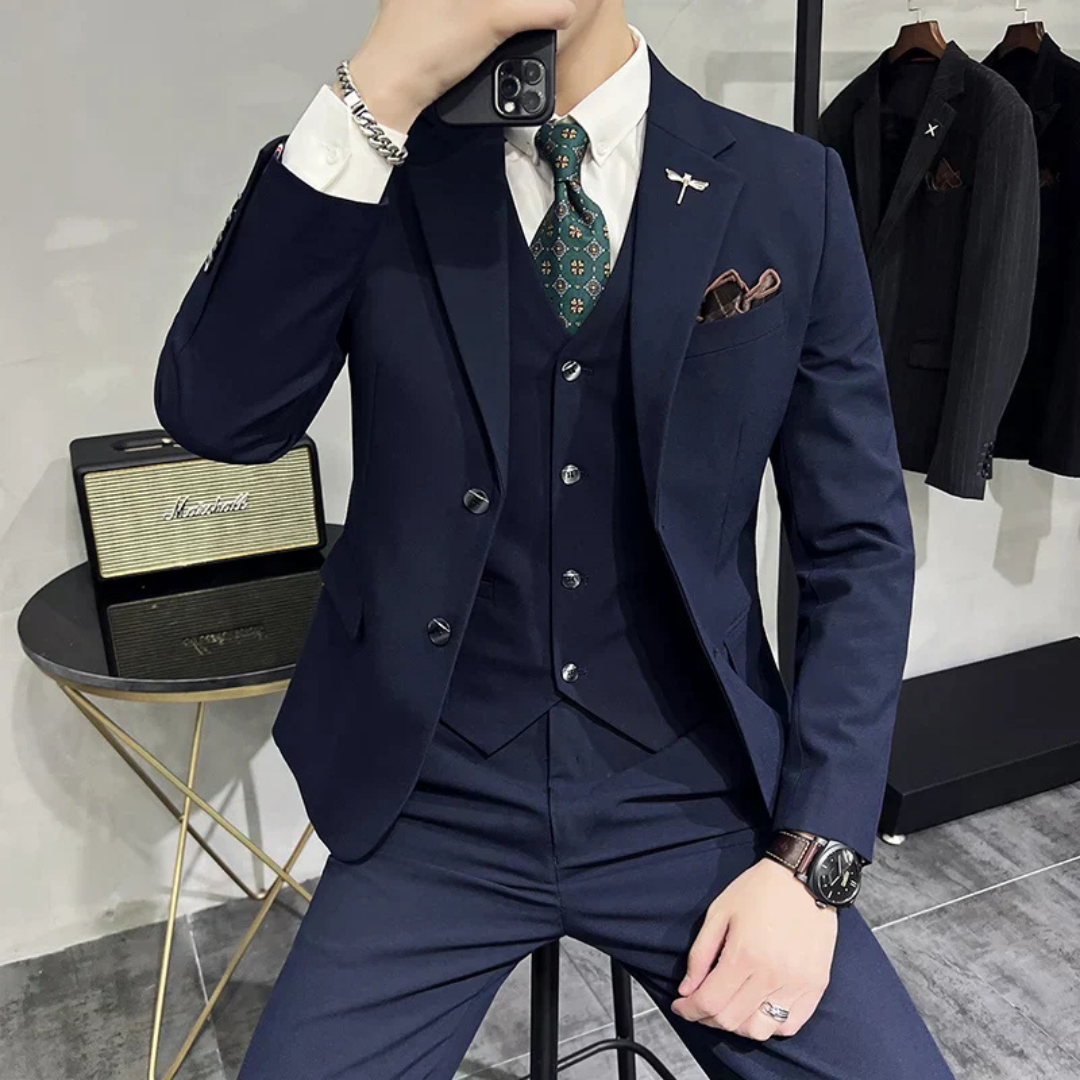 Moderner Slimfit Dreiteiler Herrenanzug, perfekt für formelle Anlässe, Büro & Business.