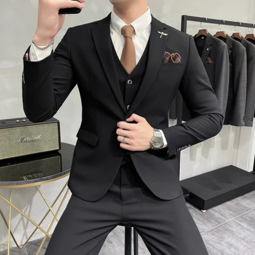 Eleganter Dreiteiler Anzugset für Herren mit Slim-Fit Schnitt, ideal als Hochzeits- oder Festanzug.