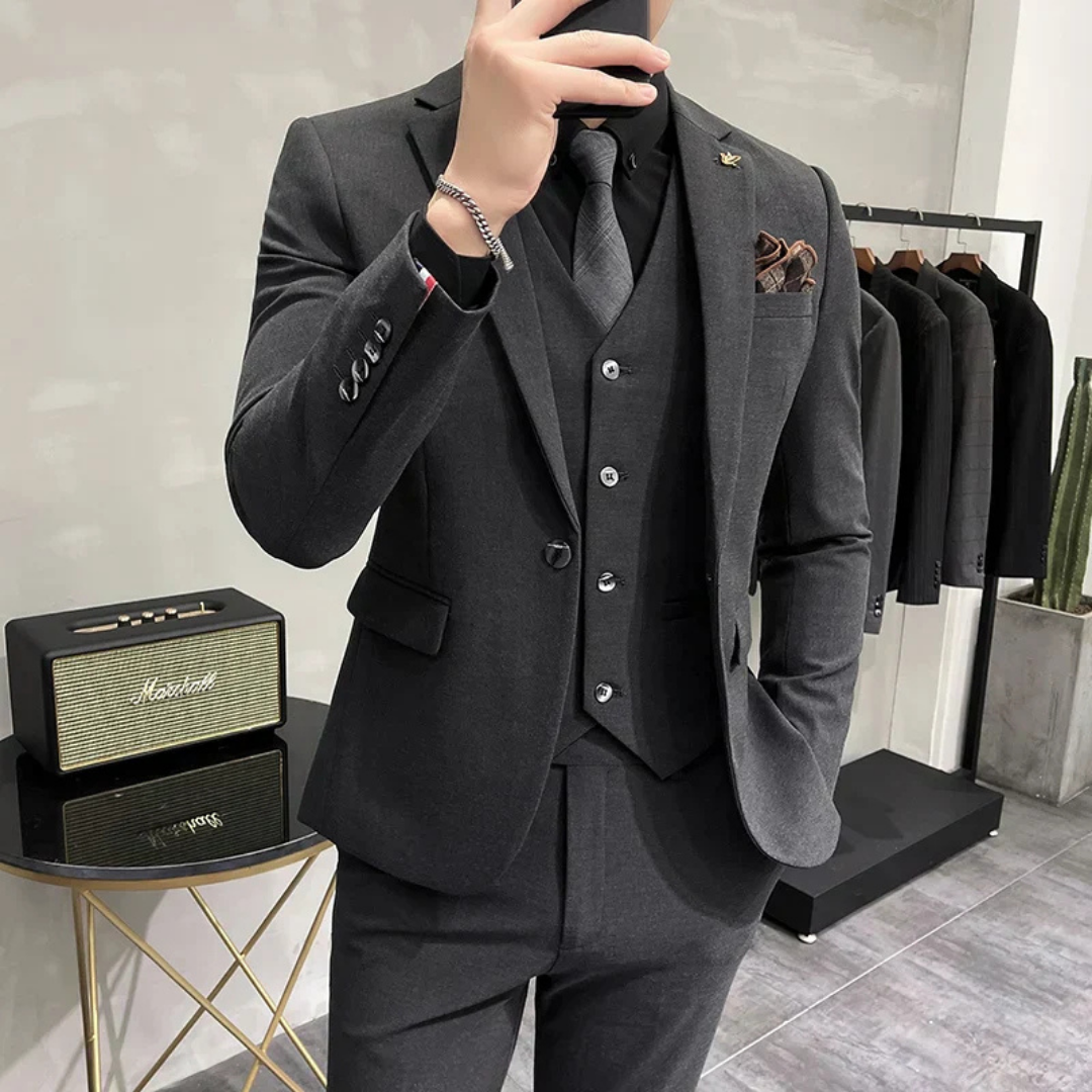Stilvoller Herrenanzug Dreiteiler im Slim-Fit, kombiniert mit Weste für einen festlichen Look.