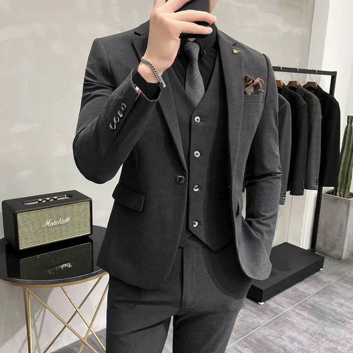 Stilvoller Herrenanzug Dreiteiler im Slim-Fit, kombiniert mit Weste für einen festlichen Look.