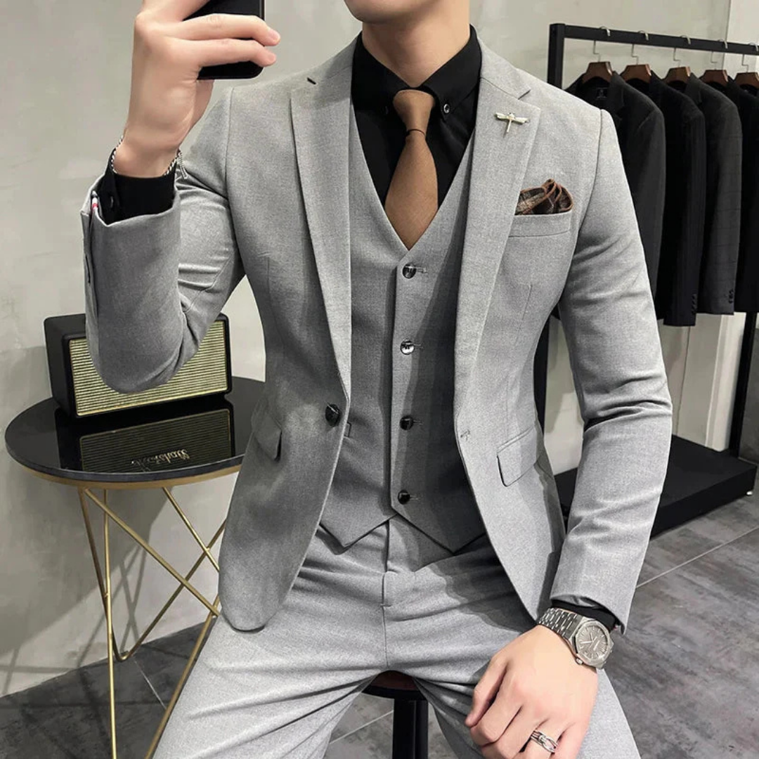 Businessanzug für Herren, Slim-Fit Dreiteiler in eleganter Herrenmode für den stilvollen Auftritt.