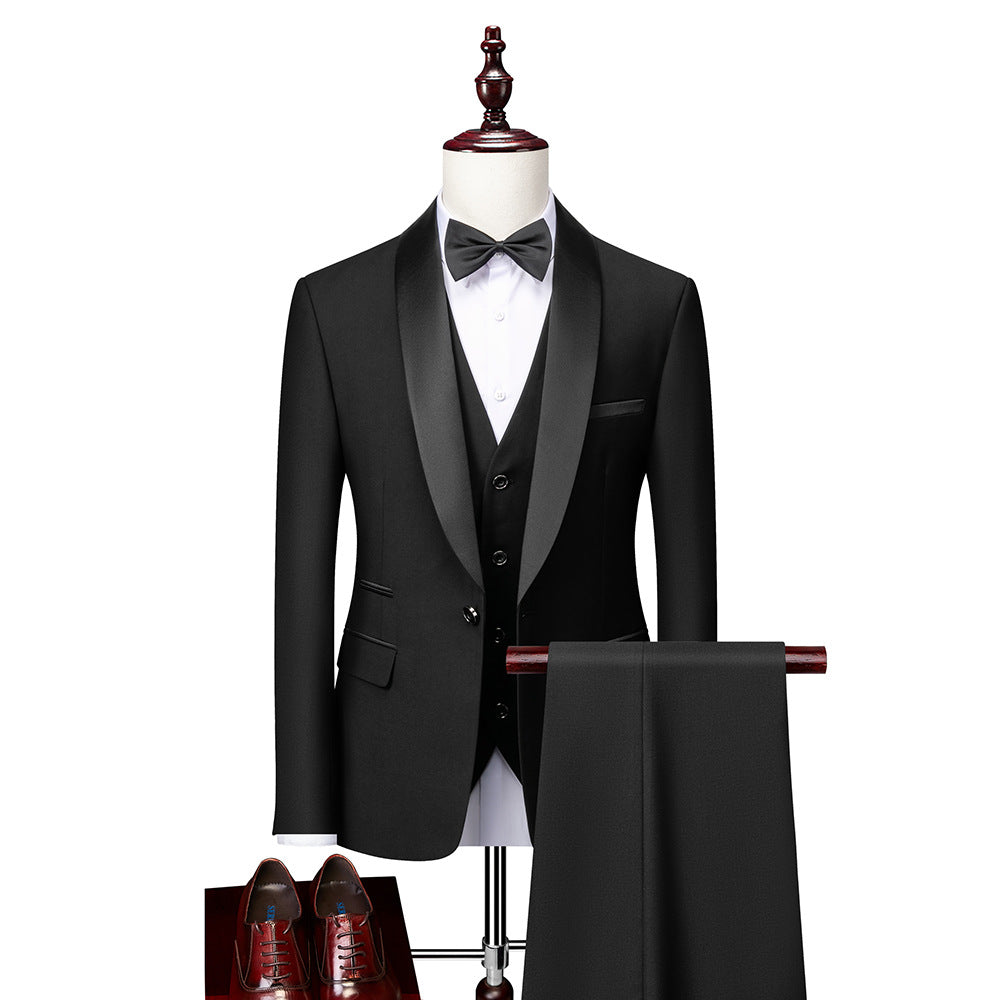 Eleganter Herren Dreiteiler Slim-Fit Anzug für Hochzeiten oder festliche Abendmode.