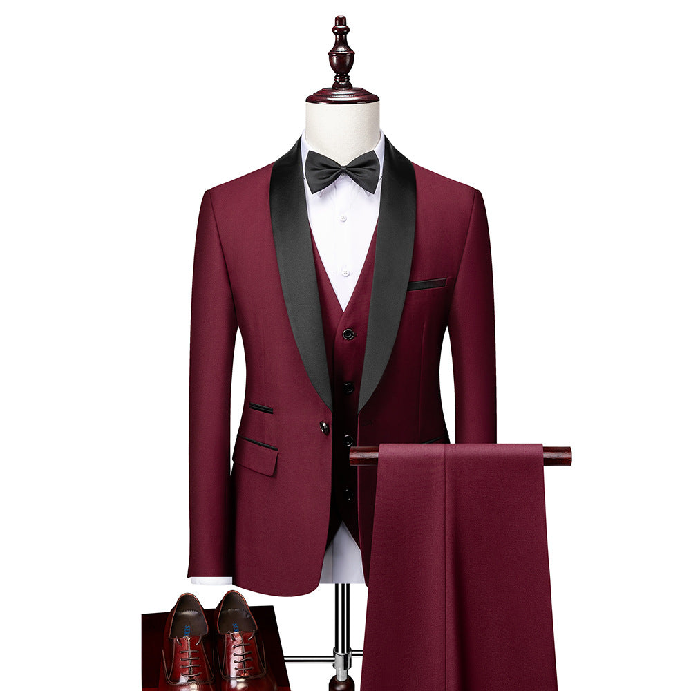 Moderner Herren Business-Anzug, dreiteilig und slim-fit. Perfekt für den professionellen Auftritt.