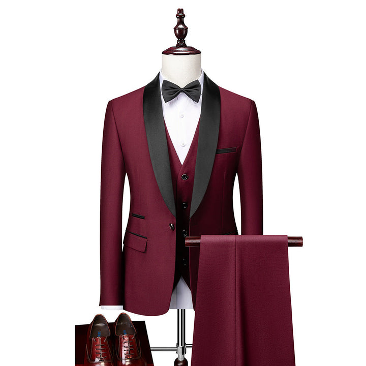 Moderner Herren Business-Anzug, dreiteilig und slim-fit. Perfekt für den professionellen Auftritt.
