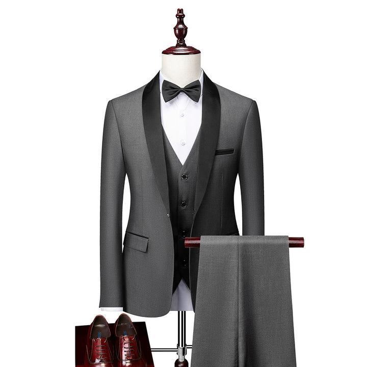 Komplettes Herren Anzugset (Dreiteiler) im Slim-Fit Design. Klassisch und elegant.