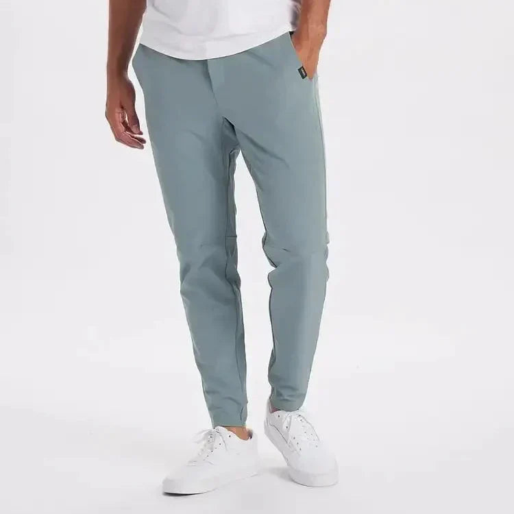 Rückenansicht der Herren Slim-Fit-Hose Ashton: moderne Passform und gerades Bein für optimalen Komfort.