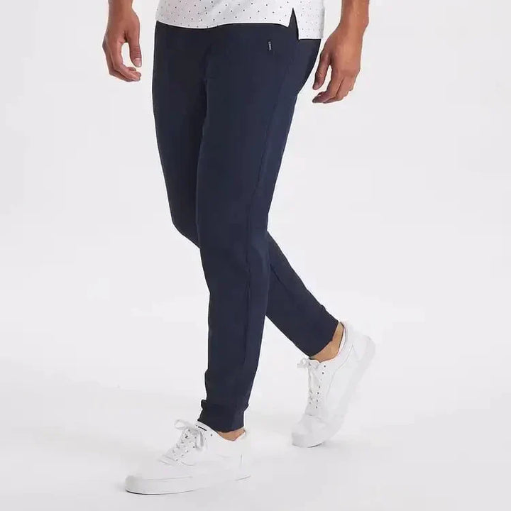 Modell trägt elegante Herren Slim-Fit-Hose Ashton mit geradem Bein, betont modernen, schlanken Schnitt.