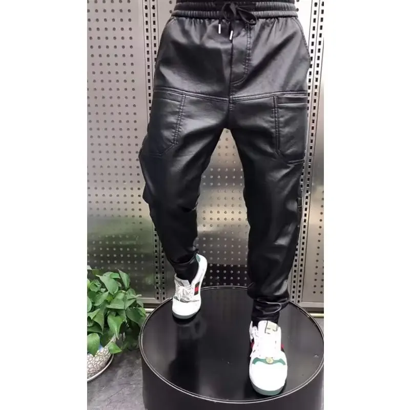 Herren Slim Fit Hose in modernem Design, perfekt für trendige Freizeit-Looks und Streetwear, mit engem Bein und Komfort.