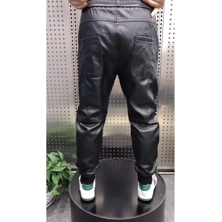Stylische Herren Slim Fit Hose für maskuline Looks, ideal für Modebewusste. Komfortabel und mit praktischen Taschen.