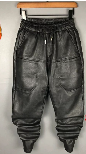 Trendige Slim Fit Hose für Herren mit engem Bein. Vielseitig für Freizeit und Streetwear, kombiniert Mode und Komfort.