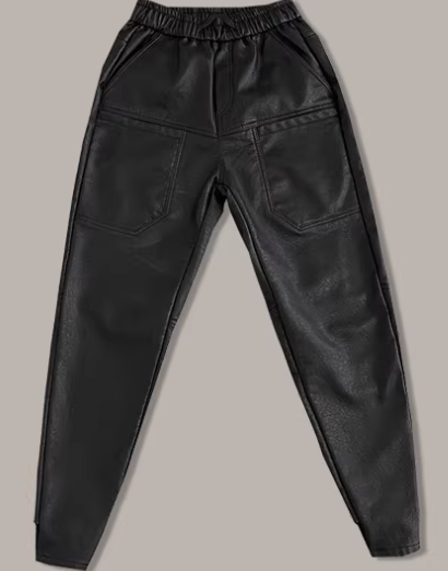 Maskuline Herren Slim Fit Hose, stylisch und bequem. Eine trendige Wahl für den Alltag und modische Streetwear-Outfits.