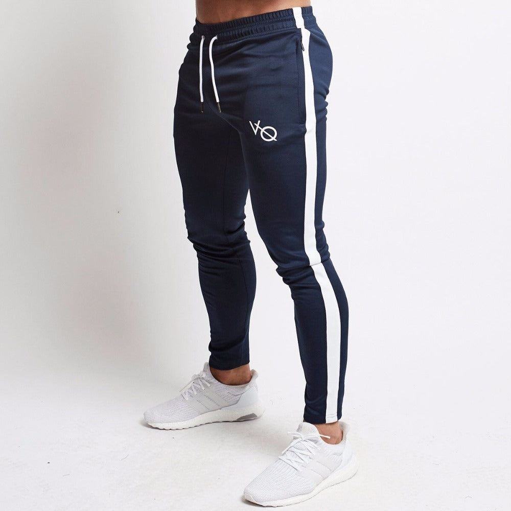 Herren Slim Fit Jogginghose, schwarz, frontalansicht, bequem & modern für Sport & Alltag.