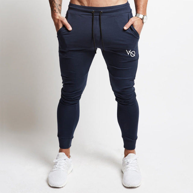 Moderne Herren Slim Fit Sporthose mit tollem Schnitt, bequem und funktional für alle Sportler.