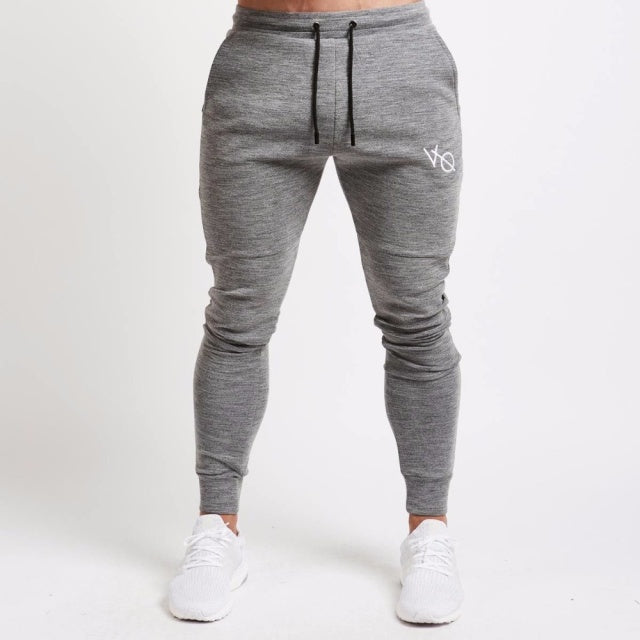 Schwarze Herren Slim Fit Jogginghose, ein Must-have für Training, Fitness und entspannte Tage.