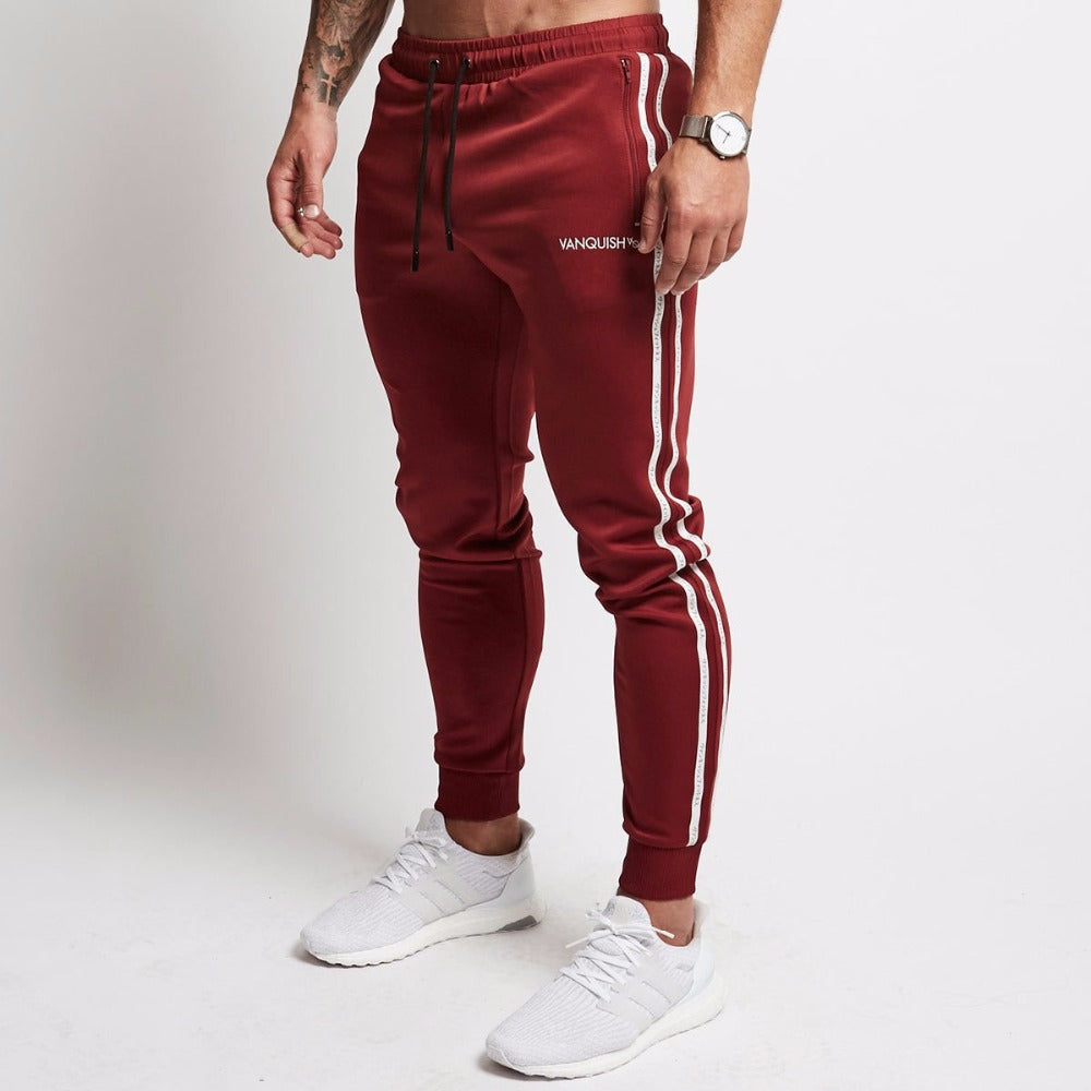 Nahaufnahme des Stoffes der Herren Trainingshose, atmungsaktiv & strapazierfähig für Fitness.