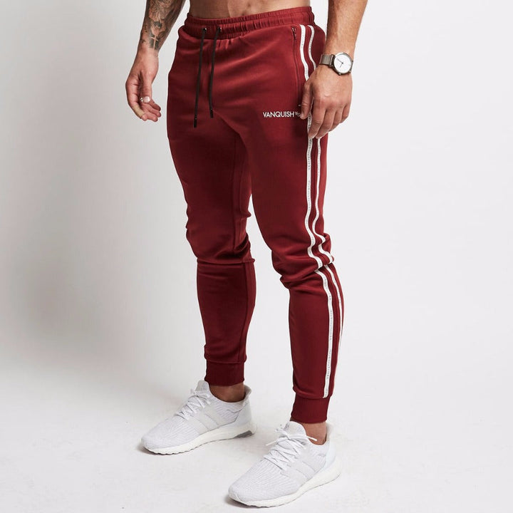 Nahaufnahme des Stoffes der Herren Trainingshose, atmungsaktiv & strapazierfähig für Fitness.