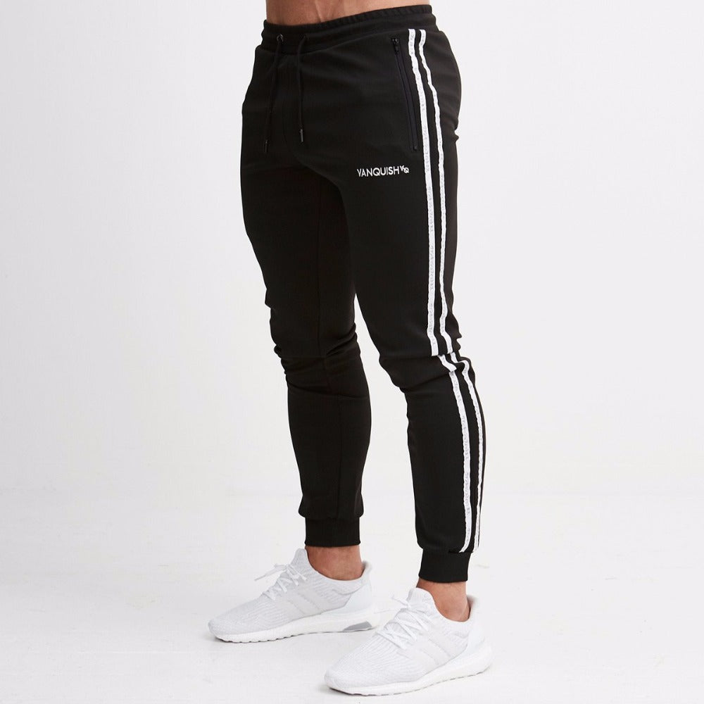 Mann in bequemer Slim Fit Sporthose beim Stretching, betont Elastizität & Komfort.