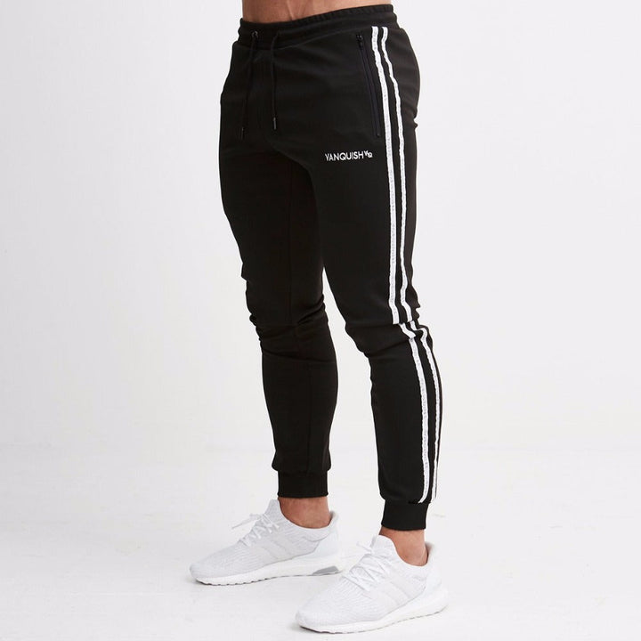 Mann in bequemer Slim Fit Sporthose beim Stretching, betont Elastizität & Komfort.