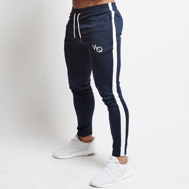 Herren Slim Fit Jogginghose, gefaltet, zeigt die schlanke Passform und hochwertige Verarbeitung.