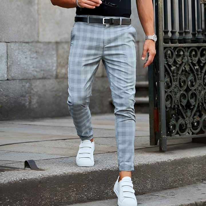 Detail der Slim Fit Karohose für Herren. Hochwertige karierte Hose mit modernem Design.