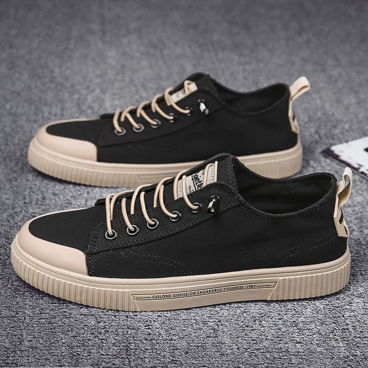 Moderne Herren Sportschuhe Essentials: Seitliche Ansicht zeigt trendiges Design, atmungsaktives Material & dämpfende Sohle.
