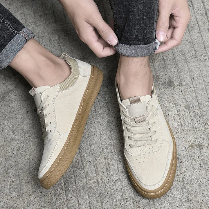 Moderner Herren Sneaker mit rutschfester Profilsohle in Sand-Khaki. Perfekt für Outdoor & Casual Look.