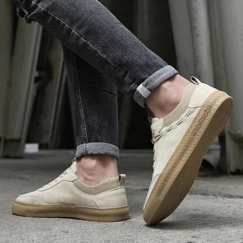 Seitenansicht des Herren Sneakers in Sand & Khaki. Robuste Profilsohle für optimalen Halt und Stil.