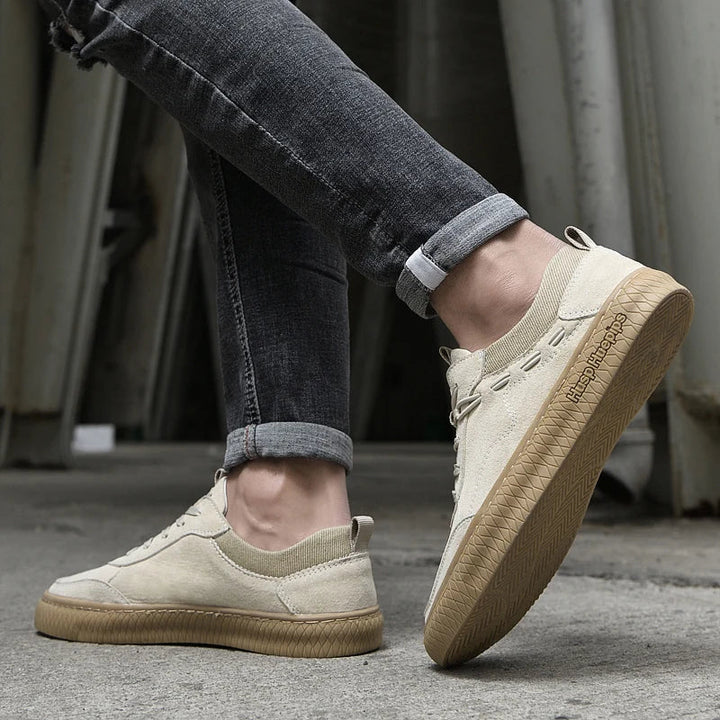 Seitenansicht des Herren Sneakers in Sand & Khaki. Robuste Profilsohle für optimalen Halt und Stil.