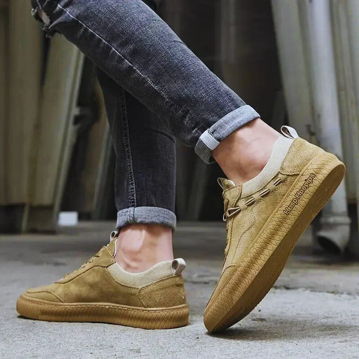 Herren Casual Sneaker in Sand & Khaki, von oben gesehen. Modernes Design mit Komfort für jeden Tag.